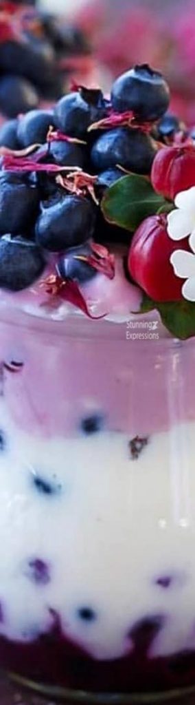 Smoothies with flowers