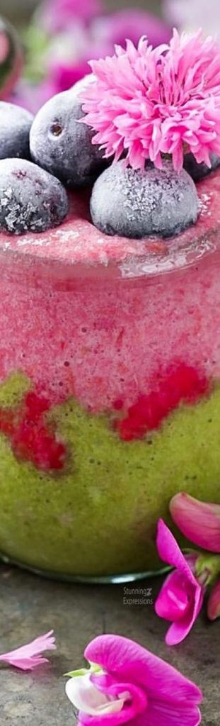 Smoothies with flowers