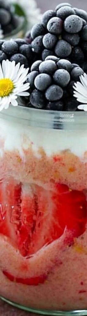 Smoothies with flowers